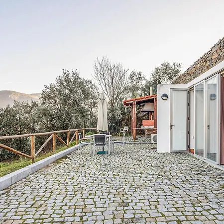 Amazing Apartment In Freixo De Espada C Lägenhet