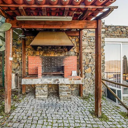 Amazing Apartment In Freixo De Espada C Lägenhet